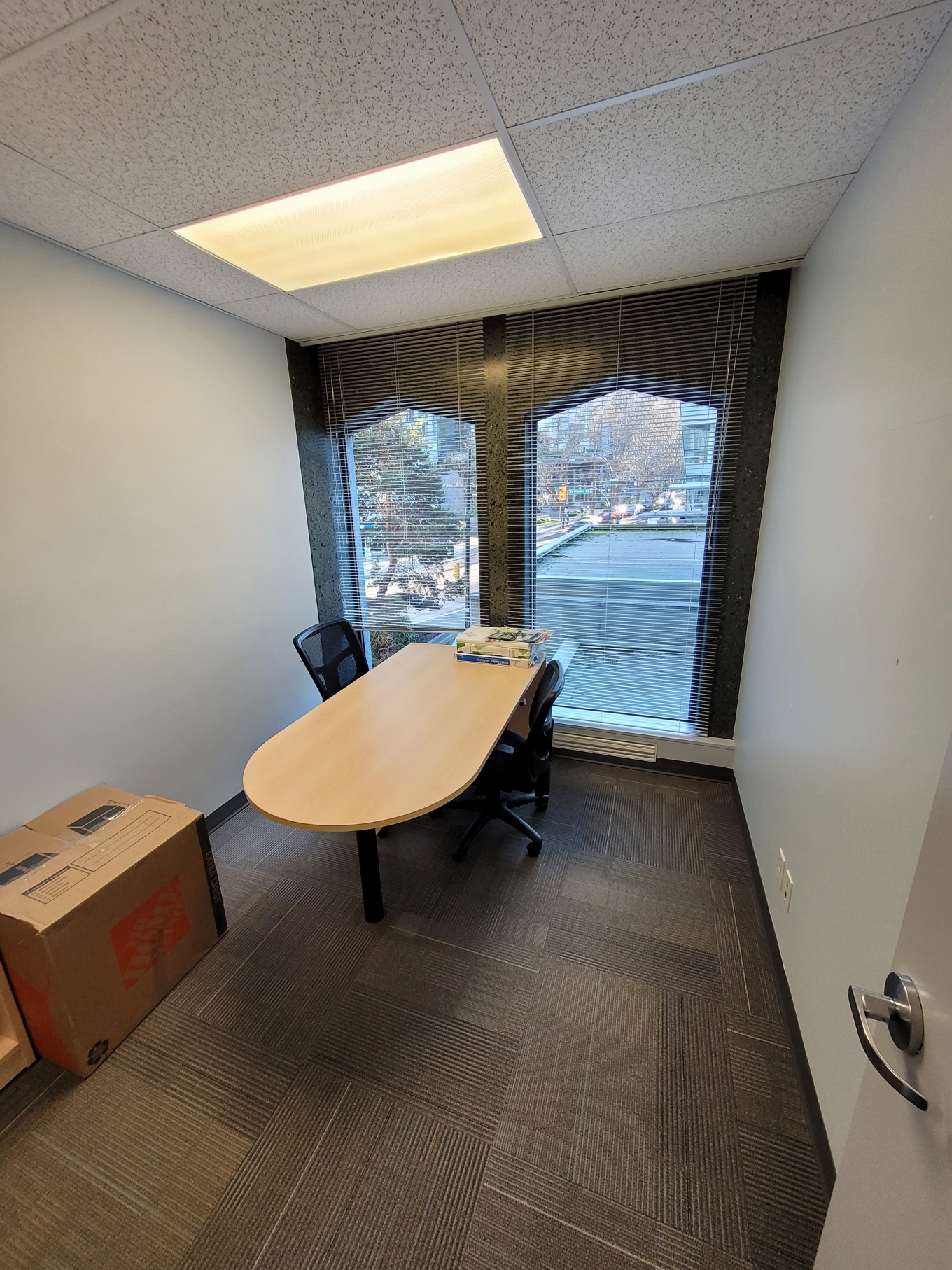 Smaller suite, 646 Rentable square feet photo 2